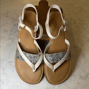 TOMS Women's Sandals - Cream and Black Pattern